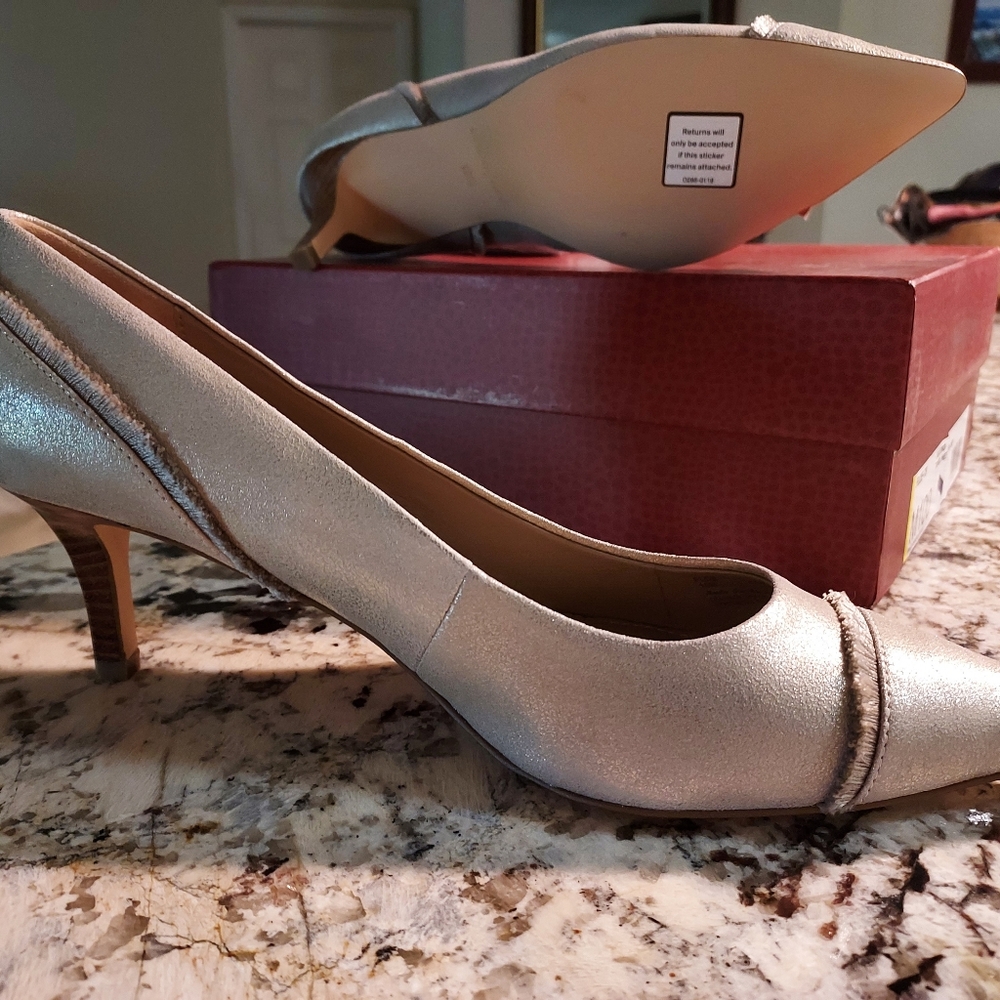 Donald Pliner platinum fringe pumps size 10, new with box